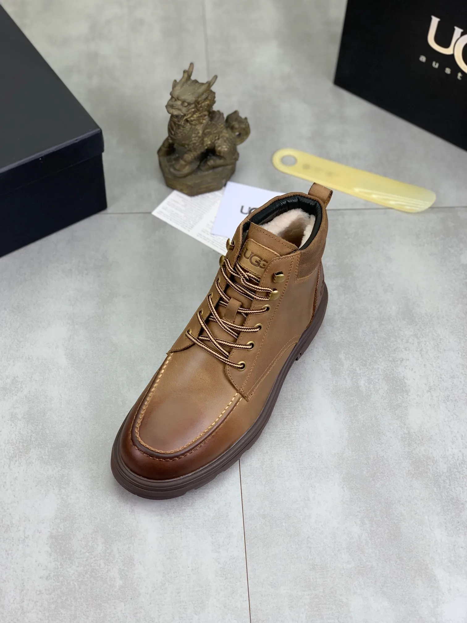 Factory price P640 💶[UGG] (full wool lining) Top-end high-quality fur integrated warm snow boots from Australia's warm luxury men's shoes brand, UGG-5877 official website synchronized, made of imported cowhide, carefully sewn...Imported rubber outsole (comfortable, soft, wear-resistant) The quality is really great...Exquisite workmanship, you can't put it down at first sight, code number: 39-44 Color: 3️⃣colors available